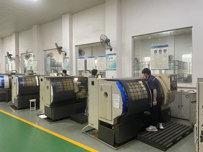 数控车工赛场选手们在认真操作车床1