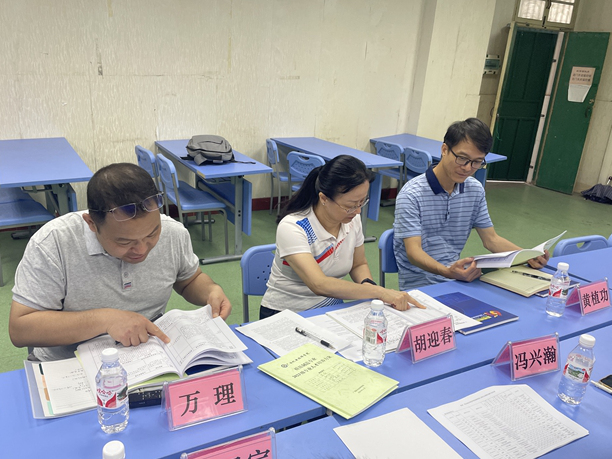 广西师范大学职业技术师范学院代表团老师们在翻阅智能制造技术系人才培养方案2